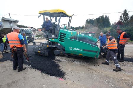 ASFALTIRANJE CESTE SKOZI SELŠČEK 10 FOTO LJUBO VUKELIČ